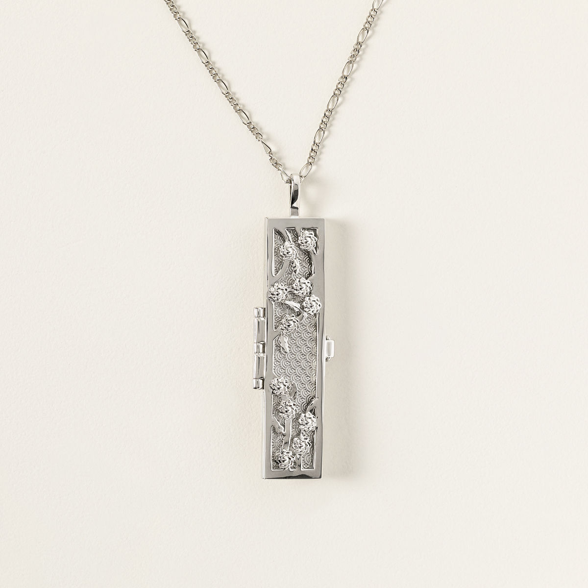 Personalized Meaningful Message Locket - Flowered Vines Silver