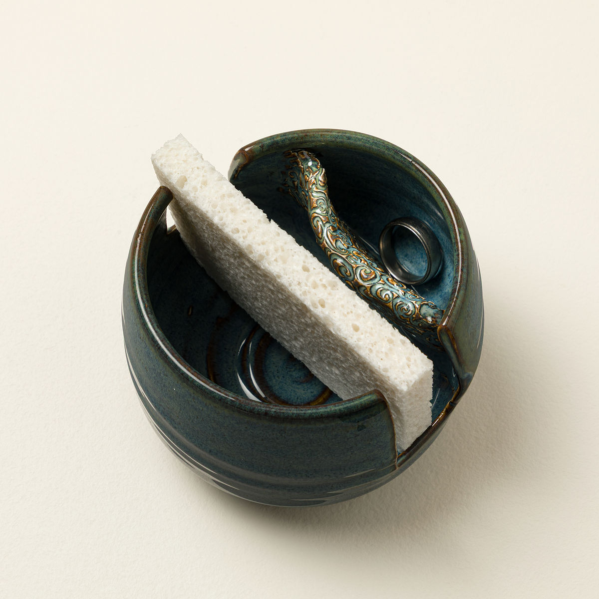 Sponge Holder with Ring Pocket