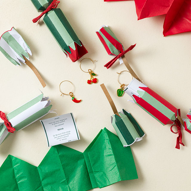 Pop & Sip Drink Charm Mini Christmas Crackers