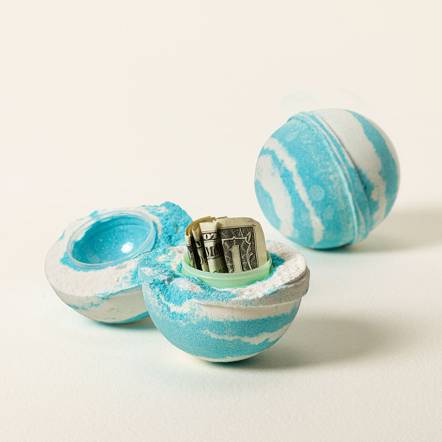 Melting Snowball Mystery Cash Bath Bomb